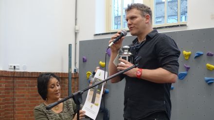 1ste Paal GM 15 Januari 2015  Wethouder Wijsmuller Geeft Electrische Oplaadpaal Fto Cornelie Quist